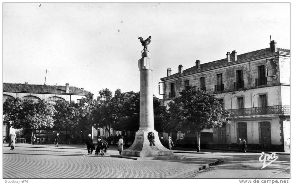 SOUK-AHRAS... PLACE DU MONUMENT AUX MORTS.....CPSM  PETIT FORMAT ANIMEE