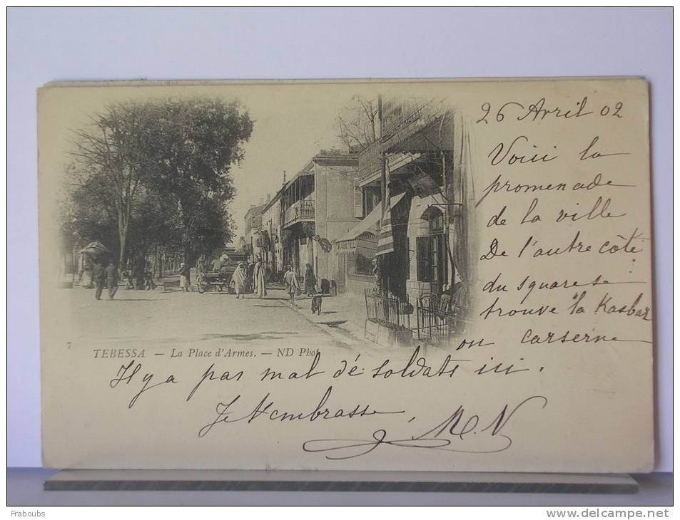 (ALGERIE) - TEBESSA - LA PLACE D´ARMES - ANIMEE - DOS SIMLE - 1902