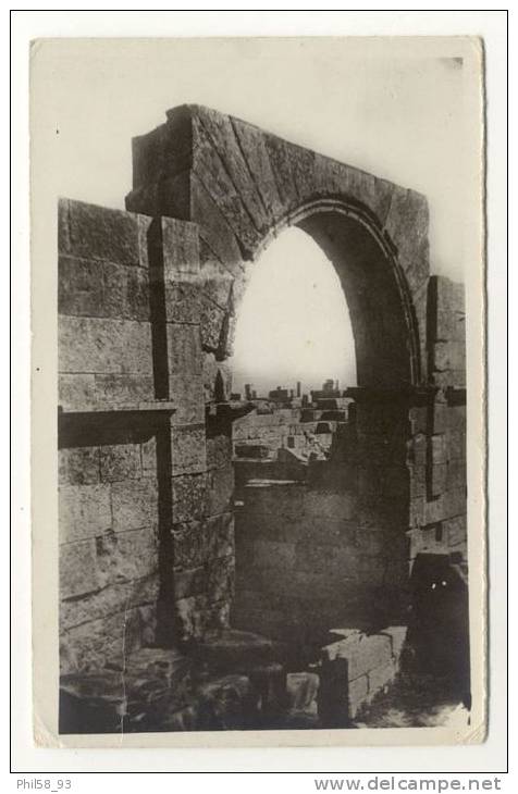 ALGERIE – TEBESSA  Porte romaine dans la basilique