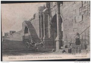 AFRIQUE - ALGERIE - TEBESSA - L´Arc de Caracalla et les Remparts de la Citadelle Bysantine