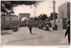 CPSM  -   Algérie  -     TEBESSA  -   Porte de Constantine -