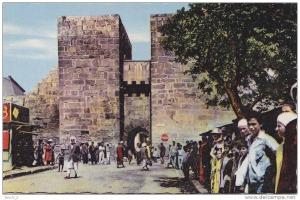 Tébéssa.- (Algérie) La Porte Solomon - (belle animation  carte écrite au dos le 12/10/1952)