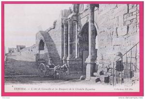 1311 - AFRIQUE - ALGERIE -  TEBESSA - L´Arc de Caracalla et les Remparts de la Citadelle Bysantine