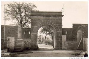 ALGERIE  TIARET  Perspective sur les Remparts de la Redoute et l´Eglise  ..... ( Ref FA1350 )