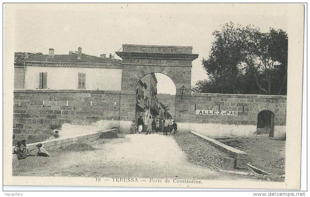 cpa bon etat   tebessa , porte de constantine , aucune prise de vue , animation