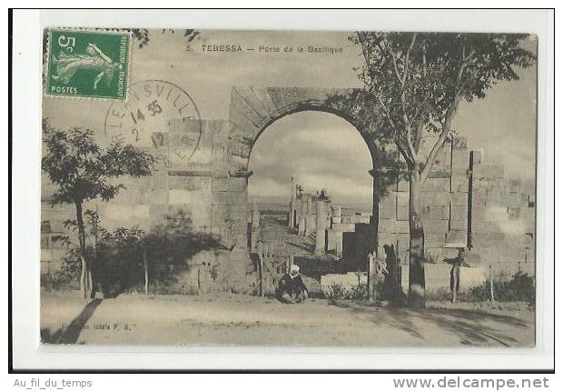TEBESSA , PORTE DE LA BASILIQUE
