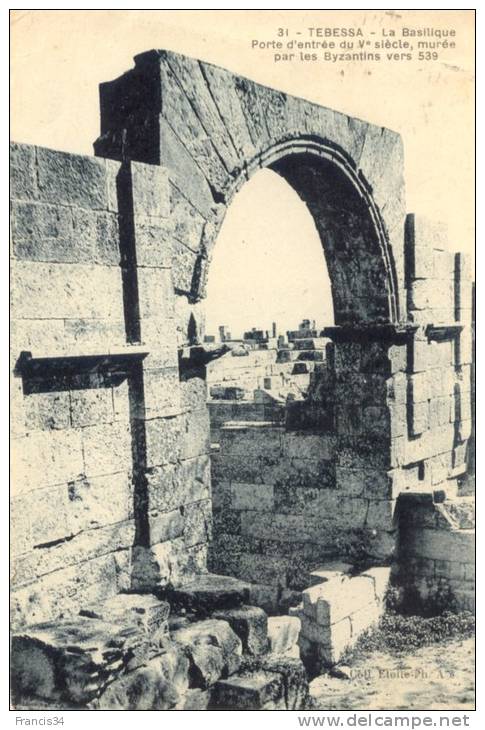 CPA - Tébessa - La Basilique - porte d'entrée du Ve siècle murée par les Byzantins vers 539