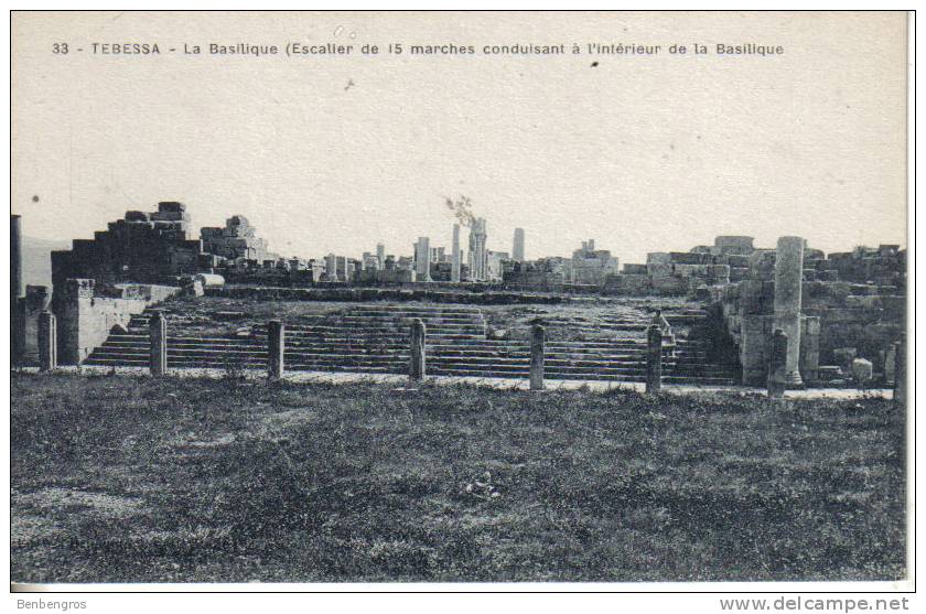 Tébessa  la basilique (escalier de 15 marches conduisant à l'interieur de la basilique)