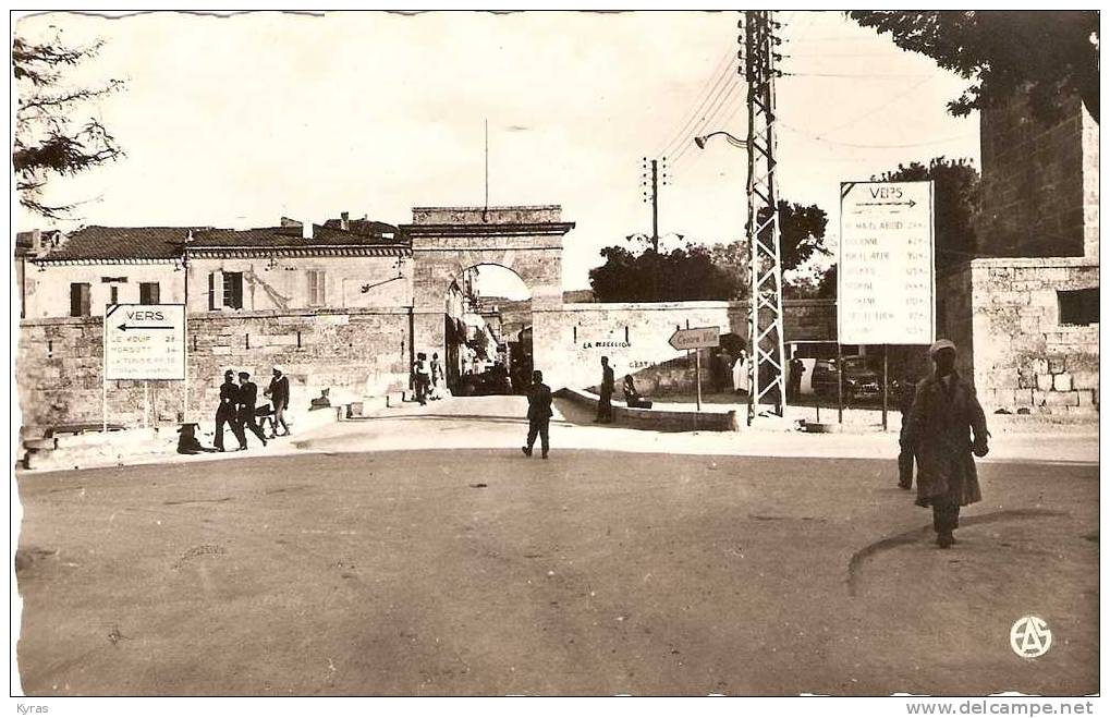 CPSM 9X14 .  ALGERIE . TEBESSA . LA PORTE DE CONSTANTINE . Panneaux indicateurs vers Le Kouif  Morsott  El Ma El Abiod