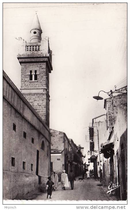 Algérie. Tebessa. La Mosquée et rue Caracalla. Animée.