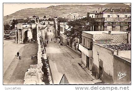 TEBESSA. 12.    PORTE CARACALLA ET LES REMPARTS.