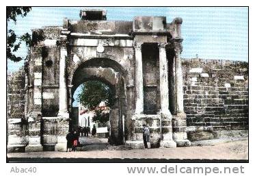 Algérie  Tébéssa  personnages devant la Porte Carraalla