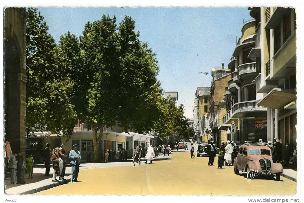 CPSM petit format de TIARET (Algérie) – La Rue Albert Soler. Animée, voitures. Edition CAP.