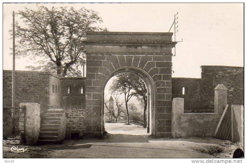 ALGERIE  TIARET  Perspective sur les Remparts de la Redoute et l´Eglise  ..... ( Ref FA1350 )