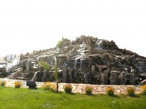 cascade  rocher entree de la ville