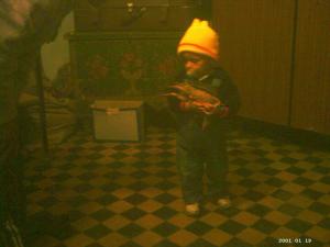 CHASSE -Le petit bachir tenant une perdrix