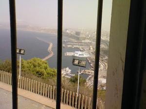 La baie d' Oran photo prise de l 'intérieur de Chapelle de Santa Cruz.   Aout 2009