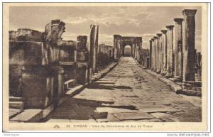 Timgad  voie du décumanus et arc de Trajan