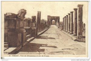 Timgad  voie du décumanus et arc de Trajan