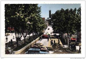 Tiaret Vue couleur de la Place Loubet et son eglise aujourd'hui détruite avec automobiles et petite animation