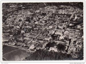 Tizi Ouzou, vue panoramique aérienne sur la ville. Au 1er plan, l'église et la place, 1956, Cliché Ray-Delvert, C.I.M.