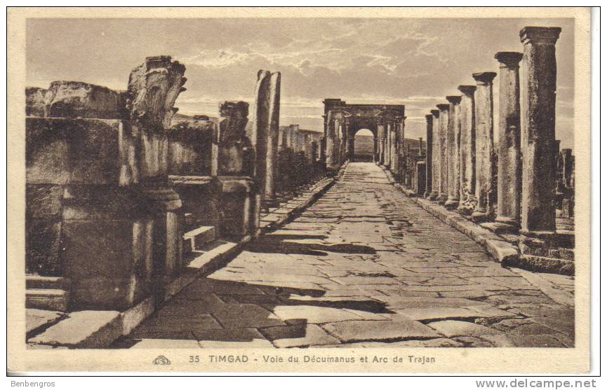 Timgad  voie du décumanus et arc de Trajan