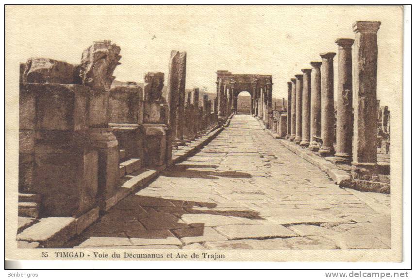 Timgad  voie du décumanus et arc de Trajan