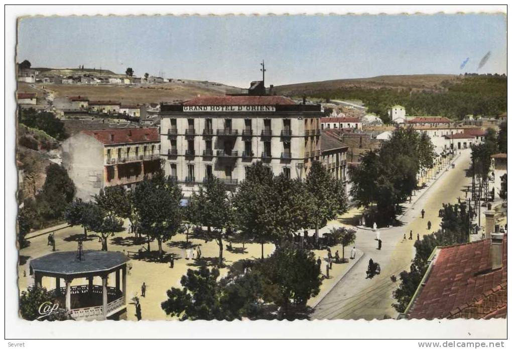 TIARET. - La Place Carnot. et le Grand Hôtel d'Orient.  CPSM 9x14