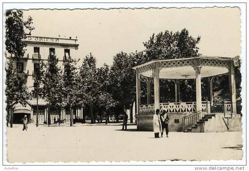 ALGERIE  -  TIARET  -  PLACE CARNOT  - KIOSQUE  -   CPSM ANNEE 1950/60