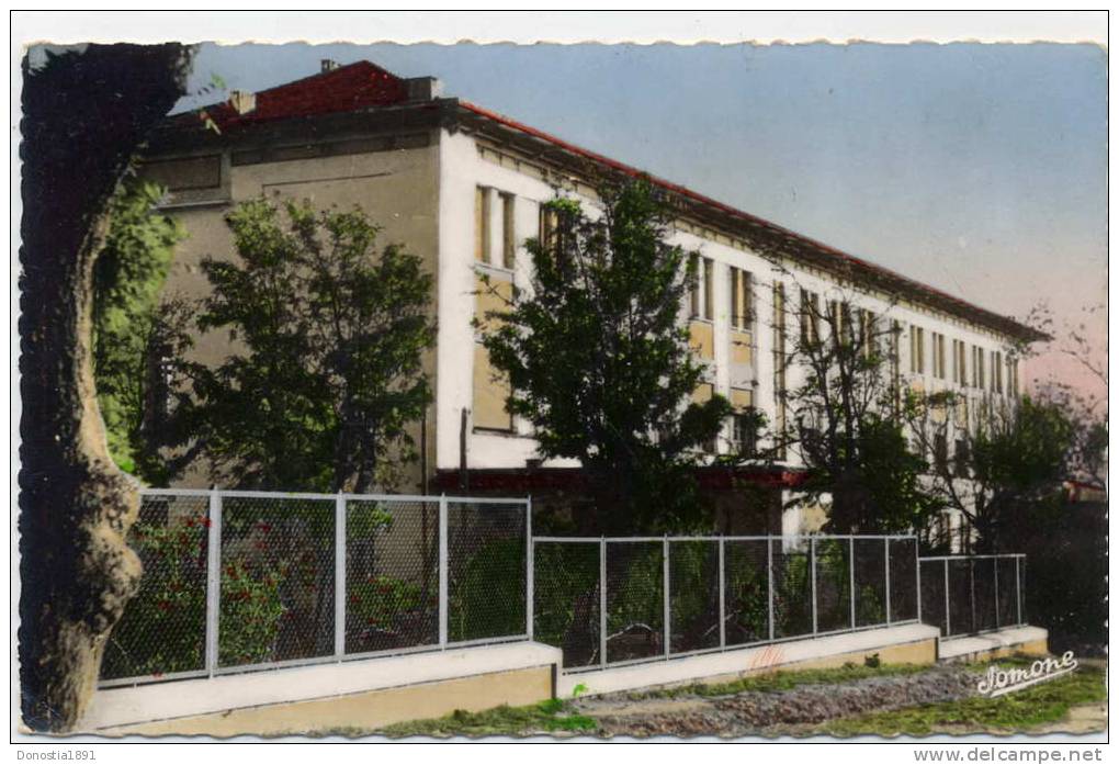 ALGERIE  TIZI-OUZOU  Le Collège Moderne  . 9x14 dentelée , glaçée .   F.M.  01 08 1956
