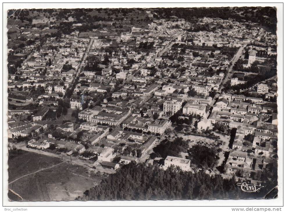 Tizi Ouzou, vue panoramique aérienne sur la ville. Au 1er plan, l'église et la place, 1956, Cliché Ray-Delvert, C.I.M.