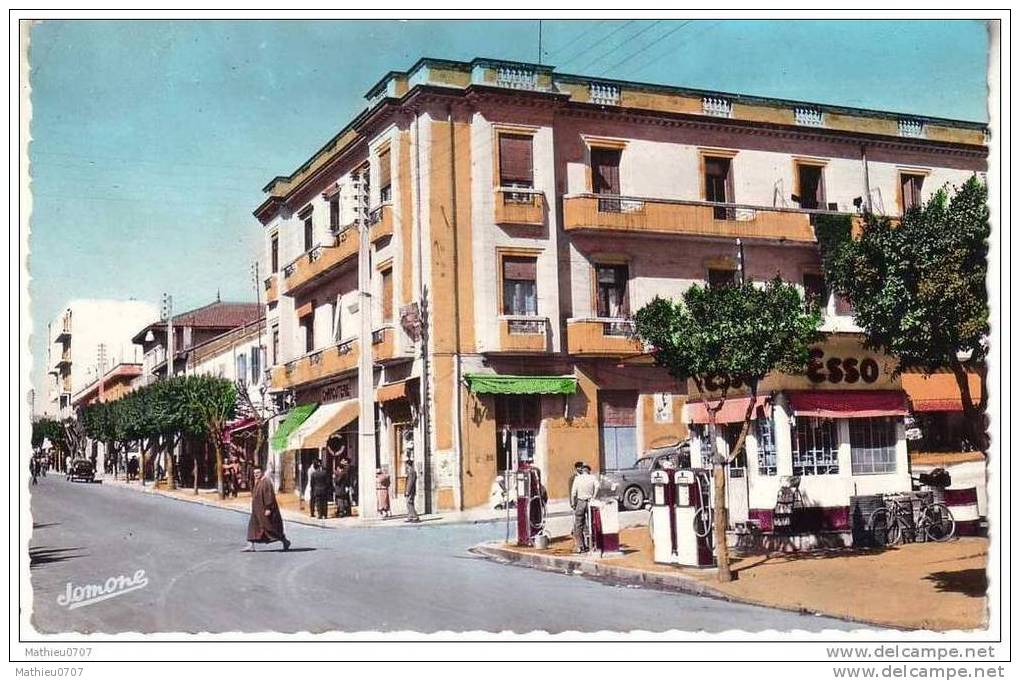 CPA , Algérie , Tizi Ouzou , l´Avenue Ferdinand Aillaud , Station Essence Esso , photo véritable , Animation