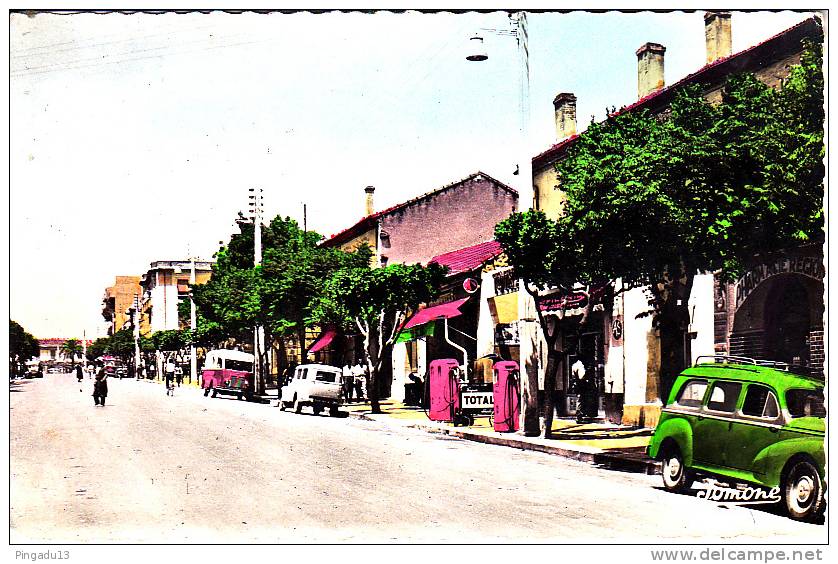 Tizi Ouzou Grande rue pompe essence Total Juva quatre Peugeot Renault