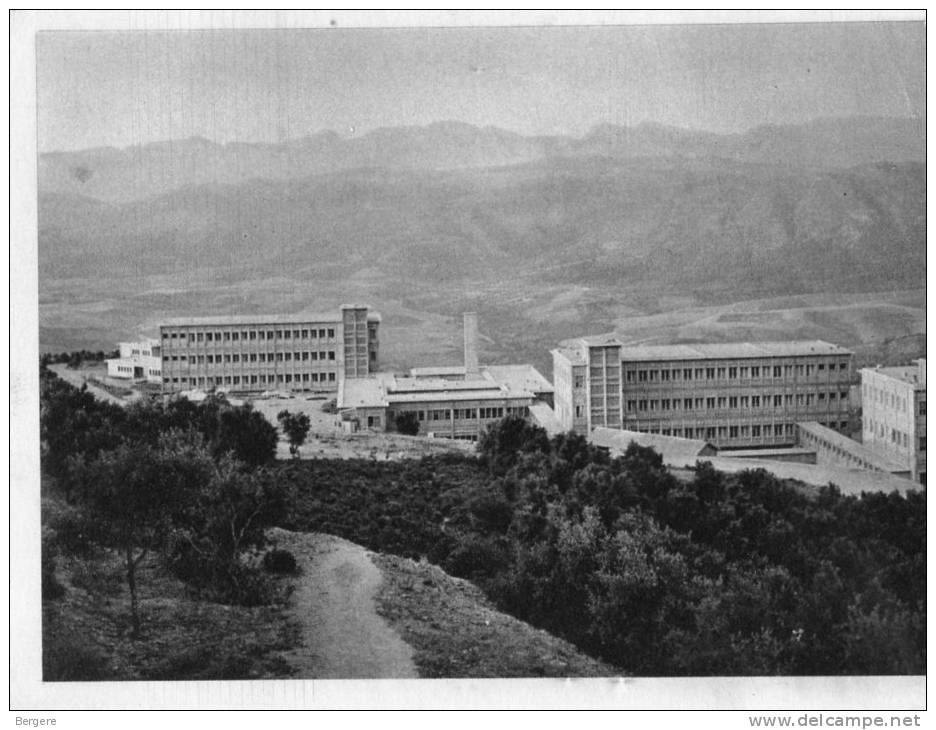 CPA TIZI OUZOU. dominant l'une des zones de pacification, le sanatorium.