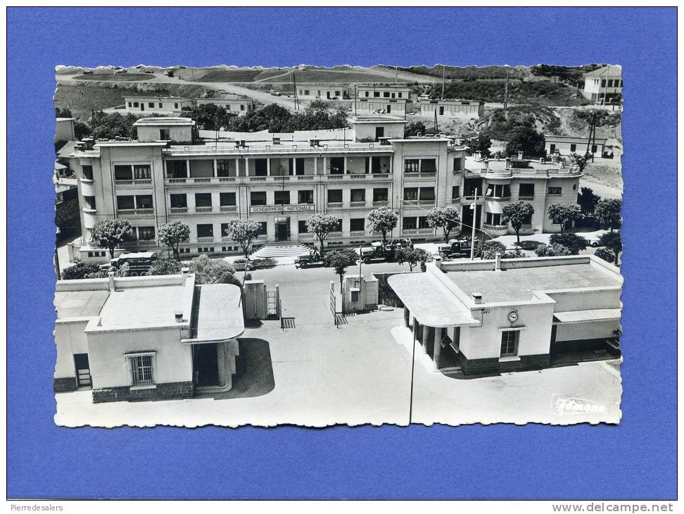 Z - Algérie - TIZI OUZOU - Gendarmerie nationale - camion GMC - voiture Citroën 2 CV - caserne - gendarme