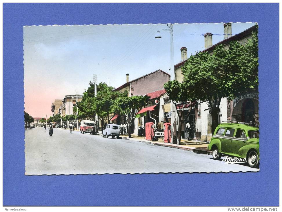 Z - Algérie - TIZI OUZOU - Station essence Total - voitures Peugeot 203 - Juva 4 - Renault Goëlette