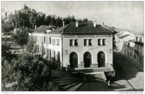 CPSM  PETIT FORMAT DENTELEE SOUVENIR DE TIZI OUZOU ....LA POSTE GROS PLAN