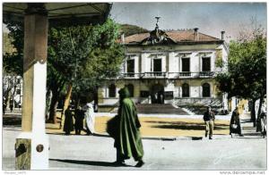 CPSM PETIT FORMAT DENTELE ALGERIE TIZI OUZOU L'HOTEL DE VILLE  ANIMEE VOIR SCANER.