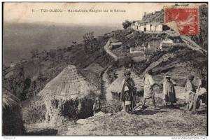 ALGERIE    TIZI OUZOU    habitations Kabyles sur le bétoua