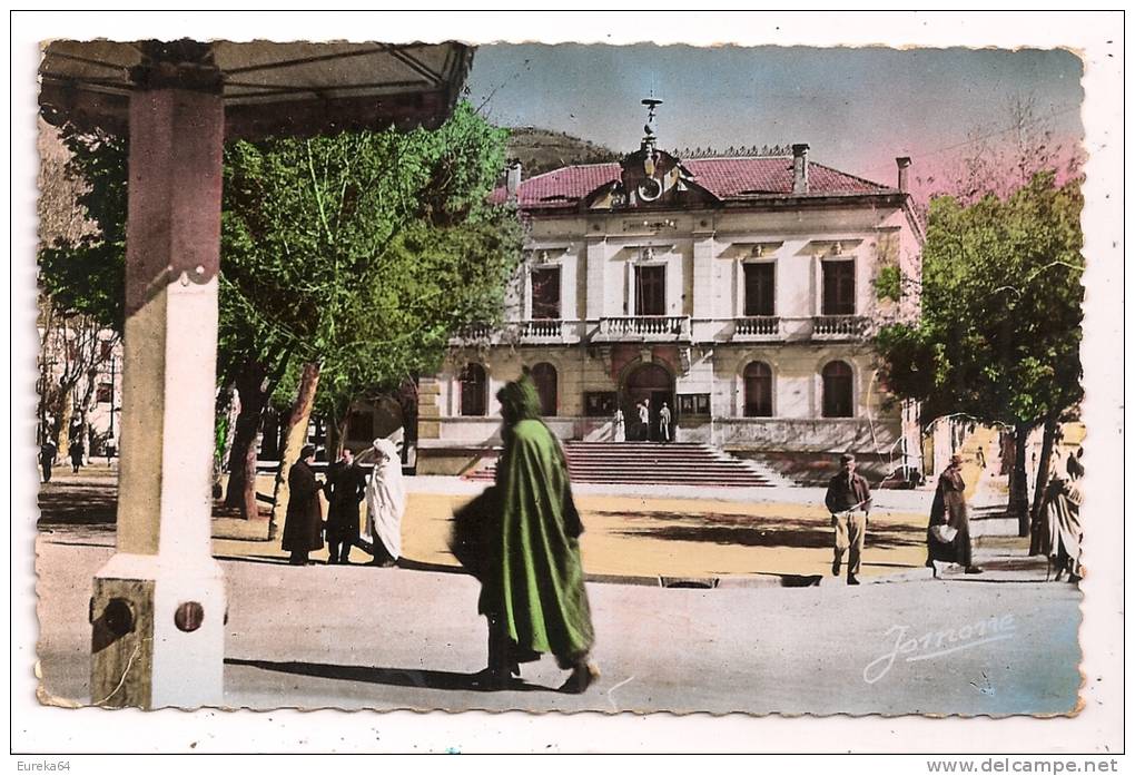 TIZI-OUZOU - L'Hôtel de Ville - format CPA - dentelée - animée -