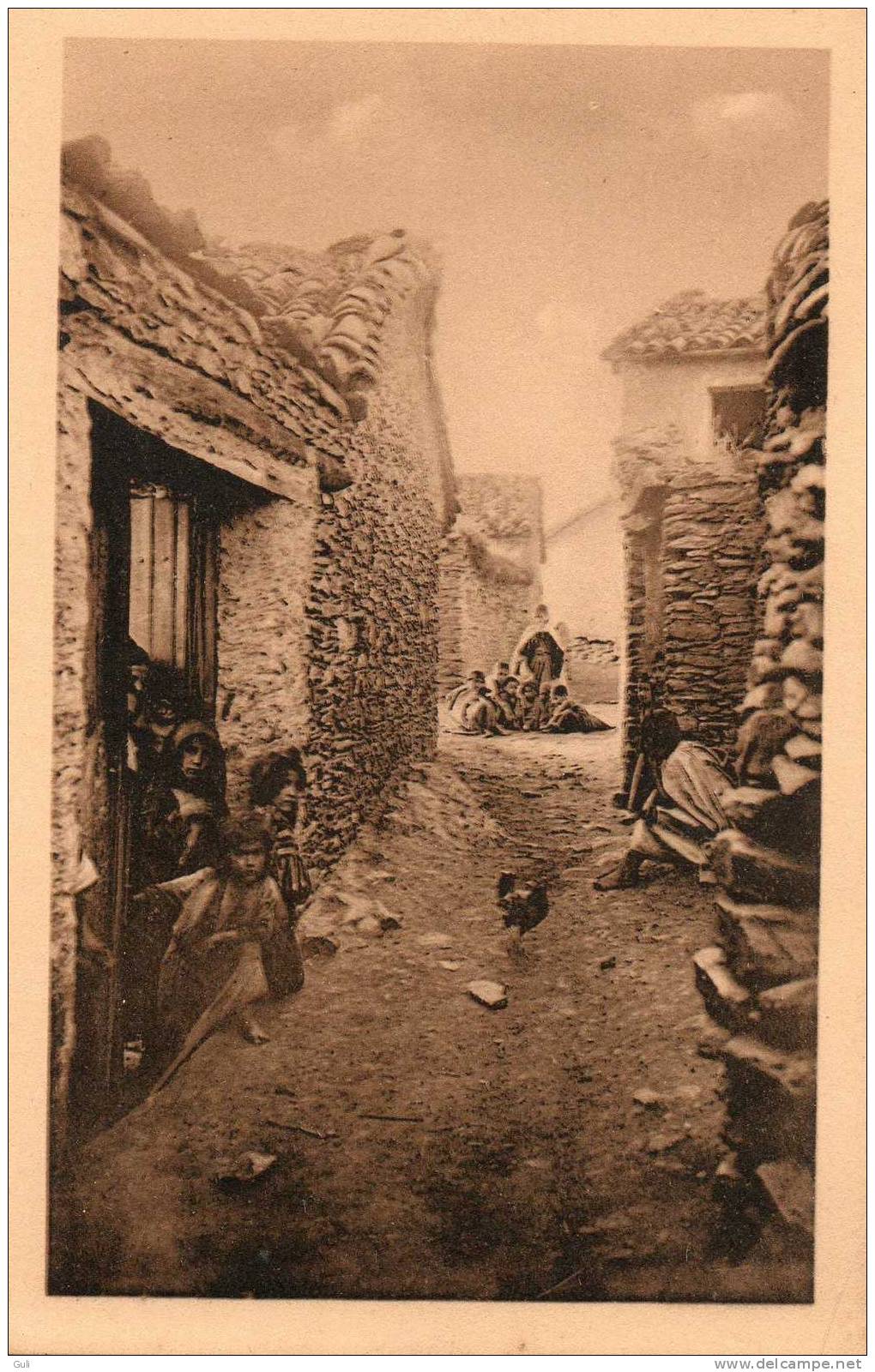 Algérie-( Tizi Ouzou) -environs de Michelet - une rue du village d´AITT-HICKEM-*PRIX FIXE
