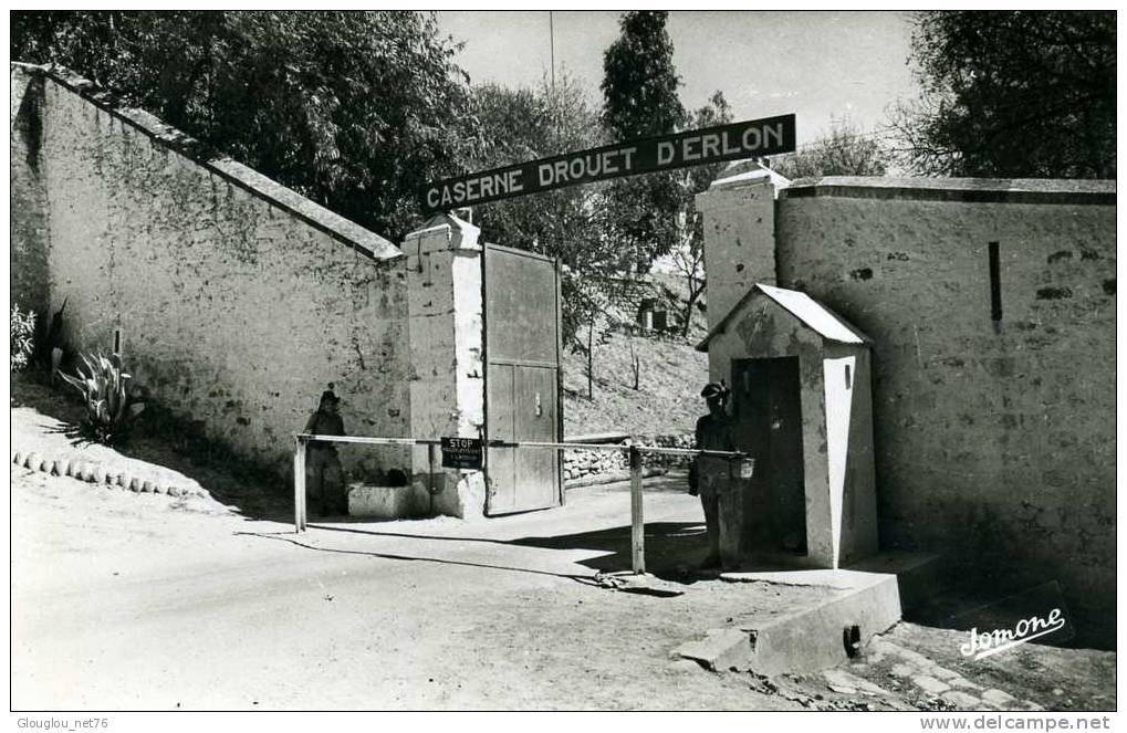 CPSM  PETIT FORMAT DENTELEE TIZI OUZOU ....LE BORDJ... CASERNE DROUET D ERLON ANIMEE