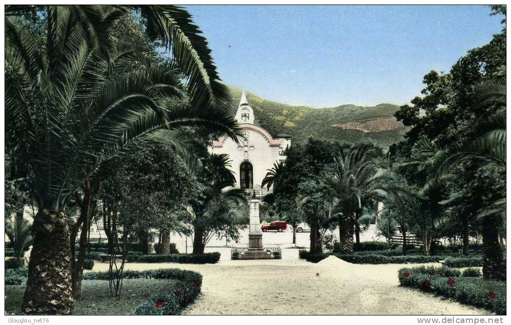 CPSM  PETIT FORMAT DENTELEE TIZI OUZOU ....EGLISE SQUARE ET MONUMENT AUX MORTS