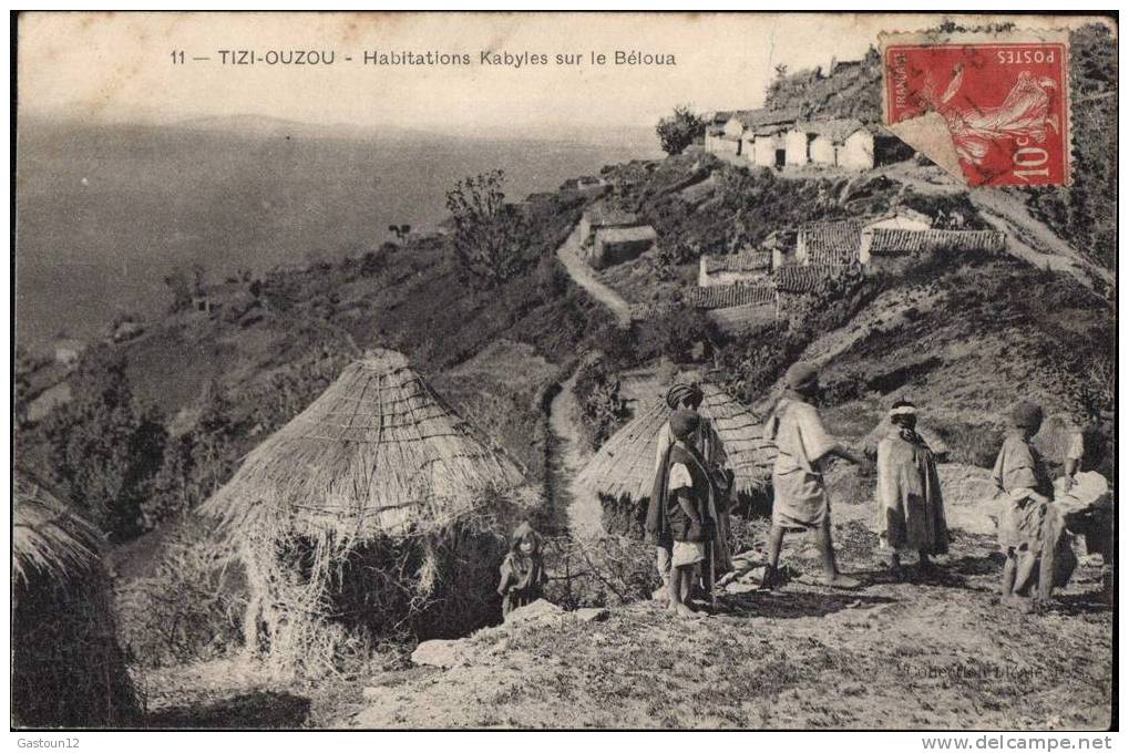 ALGERIE    TIZI OUZOU    habitations Kabyles sur le bétoua
