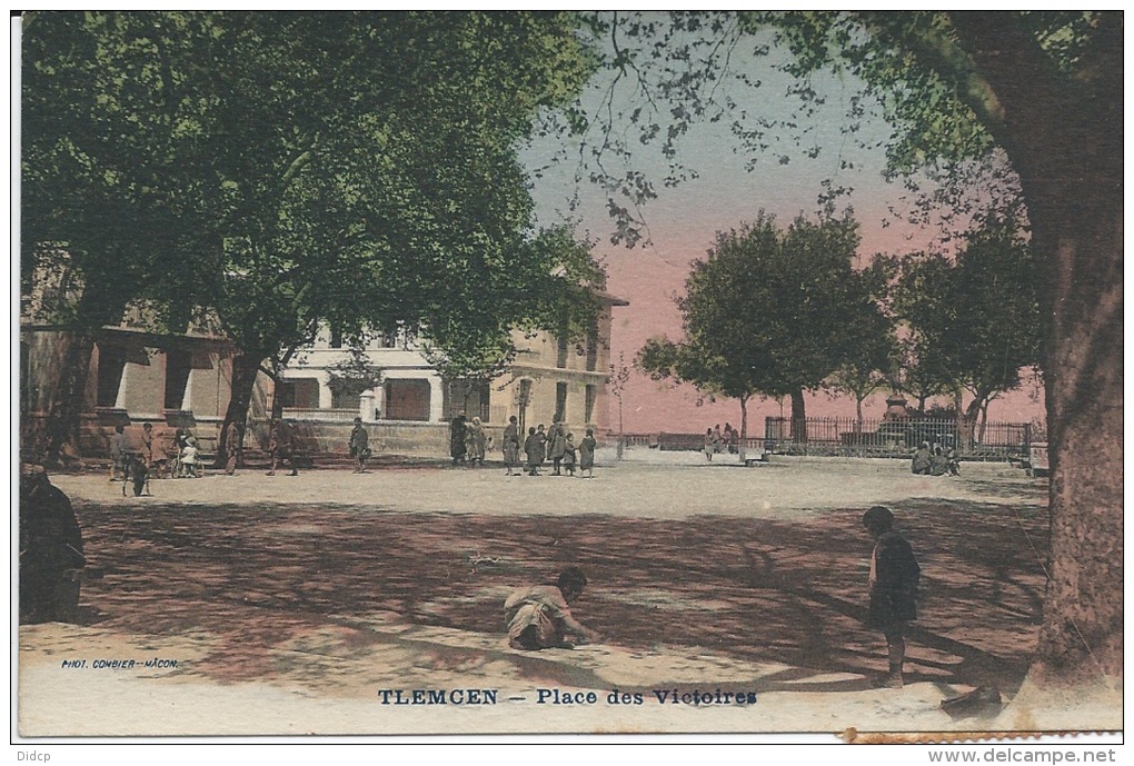 TLEMCEN  (Algérie) -Pllace des Victoires - animé - voyagée . 1940 -