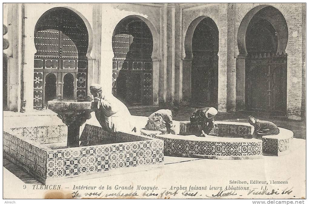 TLEMCEN - Intérieur de la Grande Mosquée - Arabes faisant leurs Ablutions