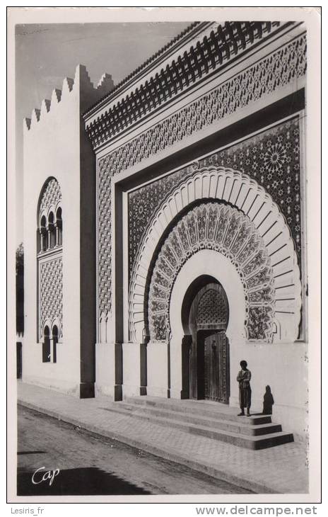 CP -  PHOTO - TLEMCEN - LA PORTE D'ENTREE DE LA MEDERSA - 52  - C. A. P.