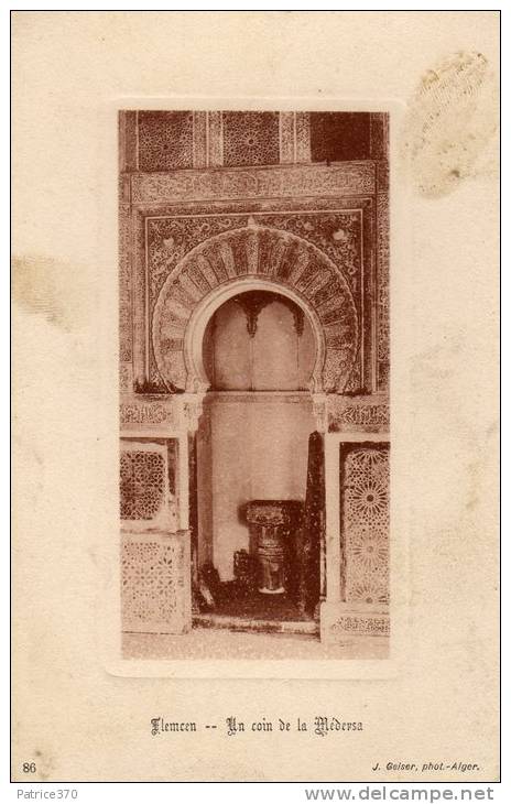 ALGERIE TLEMCEN - Un coin de la Médersa Léger relief d'encadrement