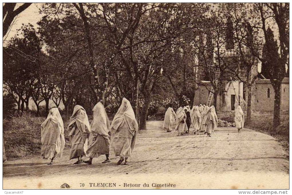 CPA RETOUR DU CIMETIERE   D5