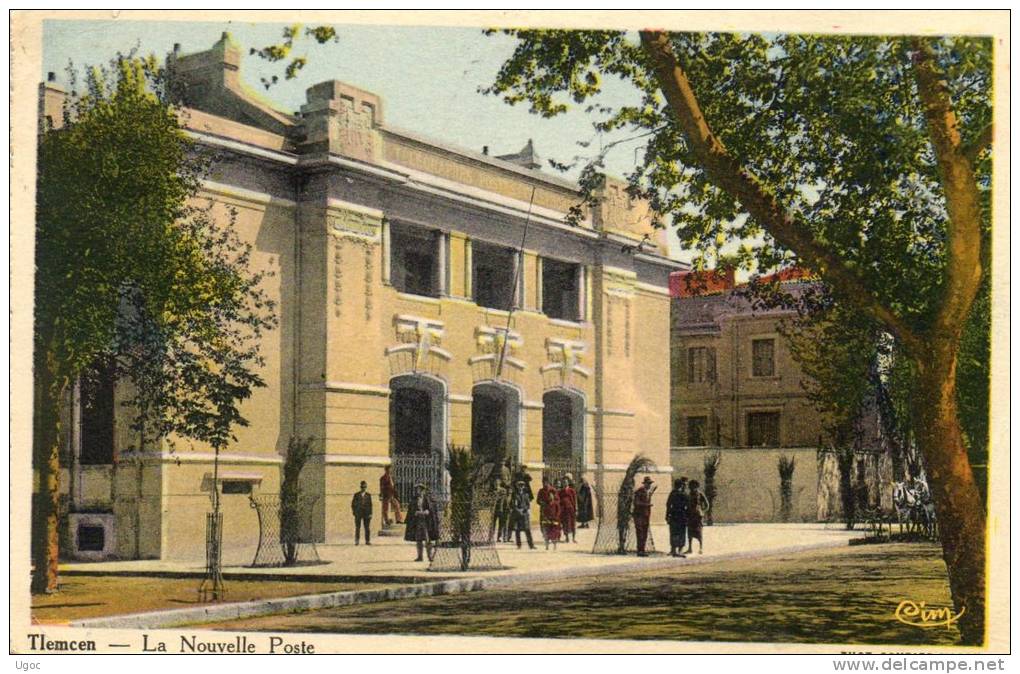 CPA - TLEMCEN - La nouvelle Poste - pli coin bas droit - Timbres au dos décollés - 642